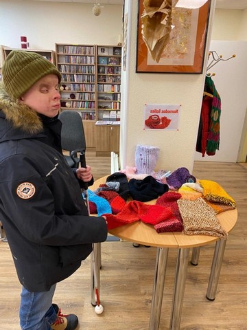 Alberts pie galda ar dažādiem adījumiem