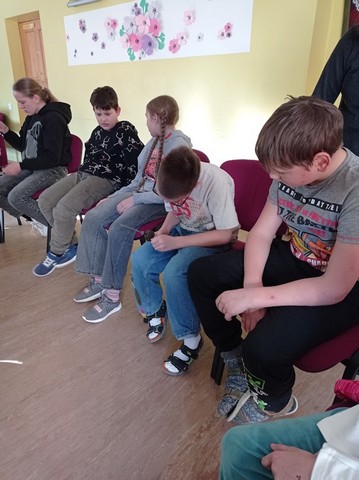 Skolēni sēž rindā.