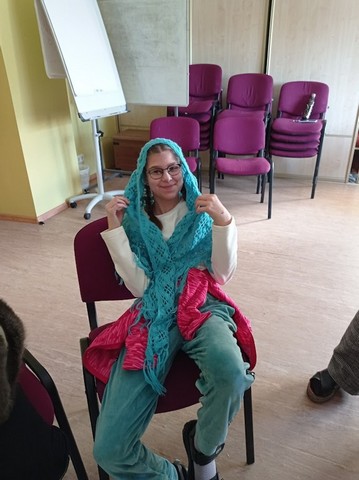 Metene ietinusies lielos lakatos.