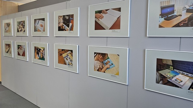 Siena ar skolēnu fotogrāfētām fotogrāfijām.