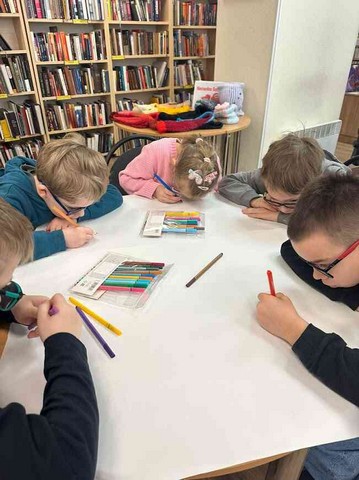 Pieci skolēni zīmo ar krāsainajiem zīmuļiem.