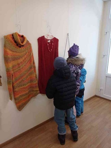 Skoēni apskata adītus džemperus.