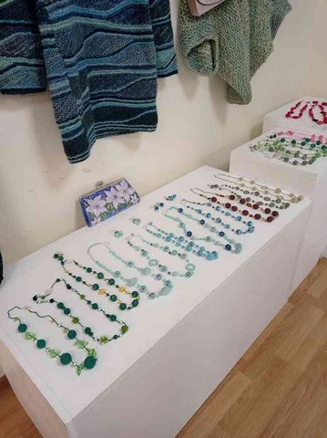 Dzemperi un krelles izstādē.