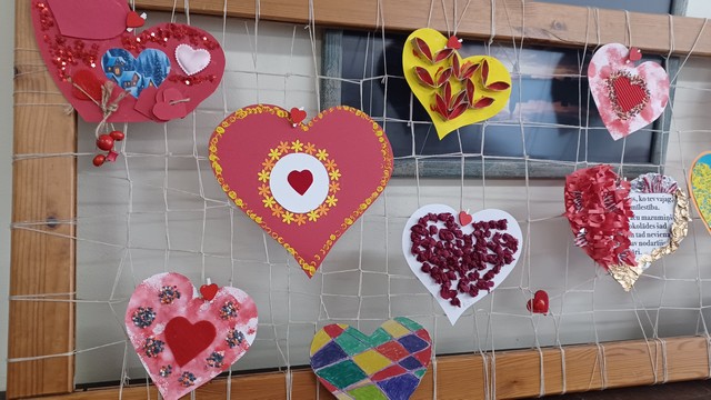 Siena ar dekoriem 8 sižu veidā