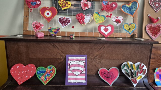 Uz klavierēmun sienas sirdis un zīmējumi 1