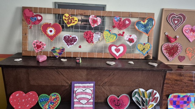 Uz klavierēmun sienas sirdis un zīmējumi 2