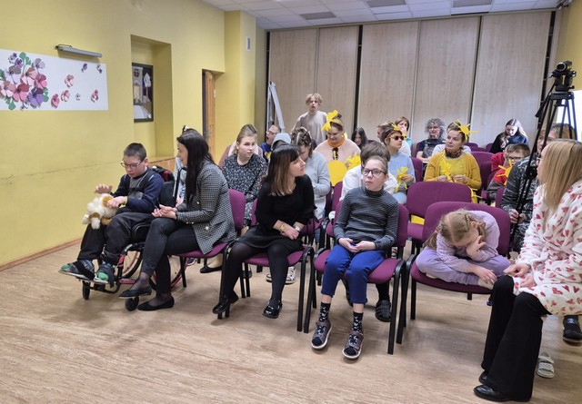 Skatītāji zālē gaia popielas sākumu.