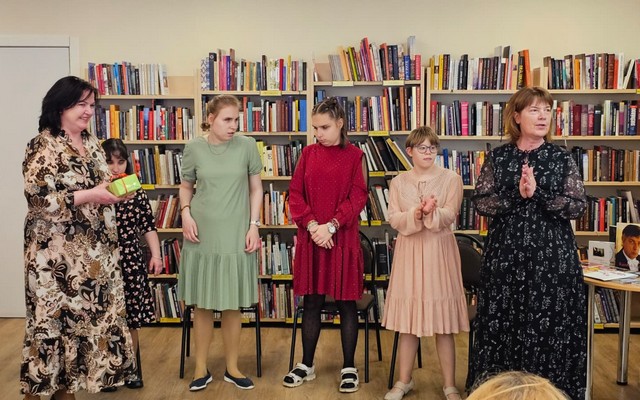 Skolotājas Iveta un Inese ar 4 skolniecēm bibliotēkā