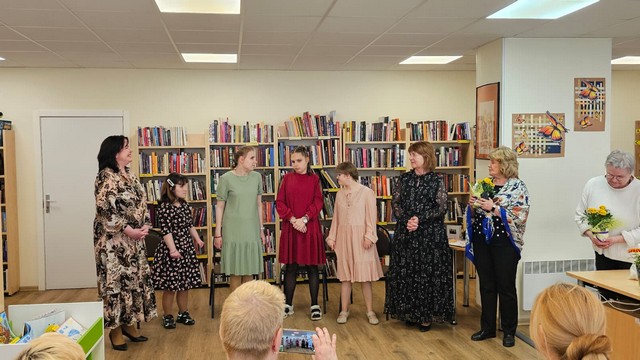 Skolotājas Iveta, Inese un divas bibliotekāres.