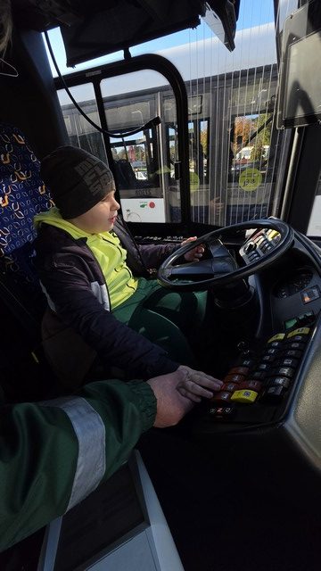 Skolēni ar skolotājām stāv autobusu galapunktā Jugla 3.