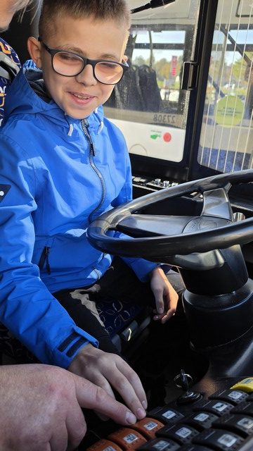 Skolēni ar skolotājām stāv autobusu galapunktā Jugla 3.