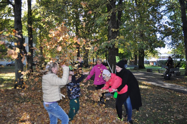Skolēni mētā sausās nokritušās rudens lapas.