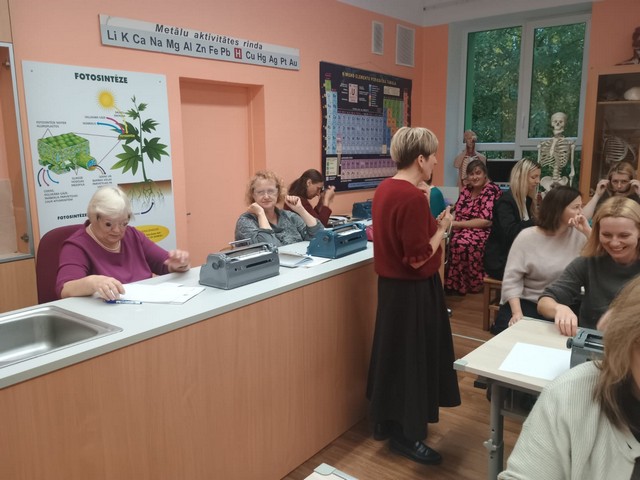 Airita Busā stāst lielai klausītāju grupai.