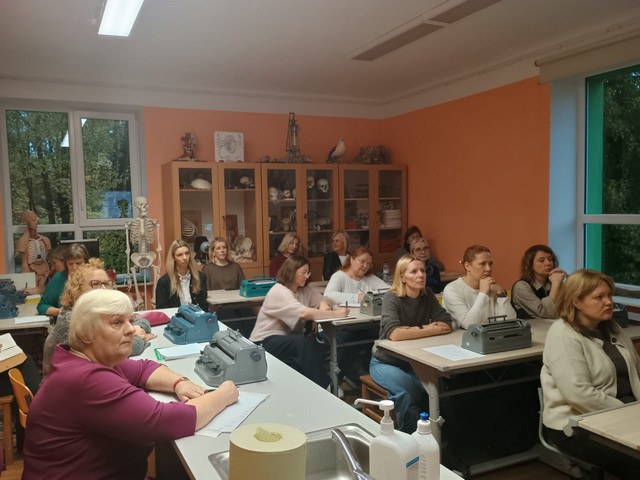 Klase pilna ar kursu dalībniecēm.
